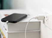 Багато хто підключає кабель до розетки, і робить правильно