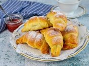 Пухкі круасани з вишнями