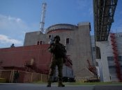 В корпуса АЭС российские оккупанты не побоялись стянуть военную технику