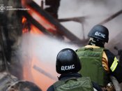 Сотрудники ГСЧС ликвидируют последствия российской атаки