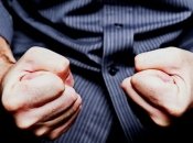 На Хмельнитчине пьяный любитель русского шансона искалечил военного пенсионера: полиция молчала пять дней