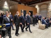 Українська та російська делегації на переговорах