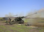 Один удар и фейерверк: ВСУ показали яркое видео уничтожения российской гаубицы