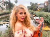 Певица во время путешествий со своим укулеле