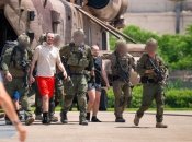 Заручники виходять з гелікоптера
