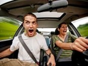 В большинстве случаев водители паникуют и зажимают полотенце.