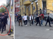 Полицейский во время митинга проверяет смартфон и делает вид, что его это не касается