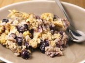 Рецепт дня: овсяная каша с бананом, голубикой и кленовым сиропом