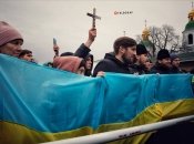 Толпа горожан под Киево-Печерской лаврой сегодня