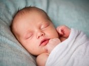 Кризис новорожденности: особенности первого критического периода малыша