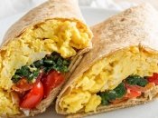 Омлет у лаваші підійде і для сніданку, і як перекус