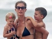 Супермама Жизель Бундхен с детьми в Коста-Рике (ФОТО)