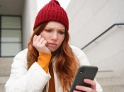 Дівчина з телефоном