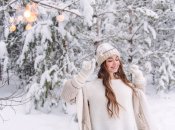 Дівчина на тлі снігу