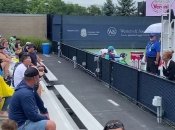 Девушку с украинским флагом попросили покинуть трибуну