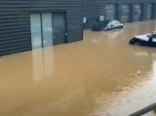 В Германии ливни затопили автосалон с новыми Porsche (видео)