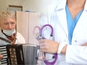 "Сподіваюся, путіна лікують так само": головлікар в окупованому селі рятує пацієнтів грою на баяні (відео)