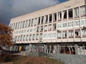 В здании Херсонской областной библиотеки из-за обстрелов выбило все стекла