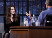 Актриса была в прекрасном настроении и все время улыбалась, общаясь с ведущим