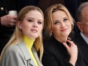 Ава Елізабет Філліпп з зірковою мамою Різ Візерспун 25 січня на Тижні моди в Парижі