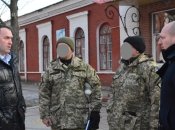 Дмитрий Терзов вручает помощь ВСУ в 2014-м