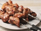 Насолоджуйтеся смаком свинячого шашлику у майонезному маринаді