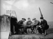 Британская армия во Франции. Военнослужащие британской армии и французских ВВС возле блиндажа под названием "Даунинг-стрит, 10" на краю аэродрома, 28 ноября 1939 года