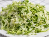 Салат з молодої капусти та огірків