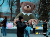 Большой игрушечный медвежонок в центре Харькова