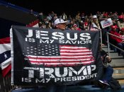 Митинг сторонников Трампа. Надпись на баннере: "Иисус – мой спаситель, Трамп – мой президент"