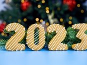 У мирний час, якщо офіційне державне свято збігається з вихідним, наступний робочий день теж стає неробочим