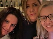 Ось як потрібно грати в більярд: Дженніфер Еністон і Кортні Кокс зняли кумедний ролик