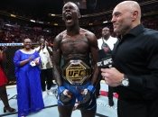 Адесанья повернув пояс UFC