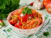 Апетитна закуска з помідорів та моркви по-грузинськи