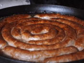 Апетитна і соковита ковбаска до свята