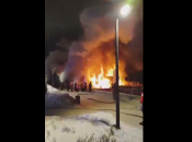 Пожар очень быстро охватил здания