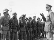 Предатель генерал-лейтенант Андрей Власов инспектирует воинов РОА, 1944 год