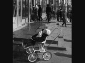 Ребенок у магазина во времена Советского Союза