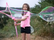 Дівчинка з мильною бульбашкою