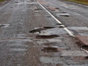 Ямы на дорогах очень вредят автомобилю