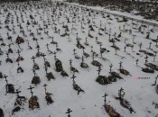 Нові могили на цвинтарі в одному з українських міст