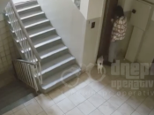 Девушка ждет лифт