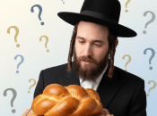 Хасид дивиться на хлібобулочний виріб та згадує його назву