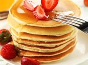 Пышные оладьи с клубничным соусом