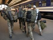 Українські бійці на вокзалі