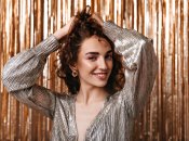 Для средней длины подходит легкая небрежность