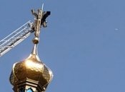 В Хмельницкой области аист чудом выжил после столкновения с церковным крестом (видео)