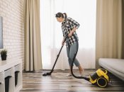 Дівчина за прибиранням