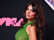 Ця красуня виглядає приголомшливо, навіть коли крокує не по червоних доріжках