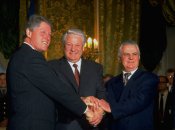 Підписанти угоди про ядерне роззброєння України - президенти Білл Клінтон, Борис Єльцин та Леонід Кравчук